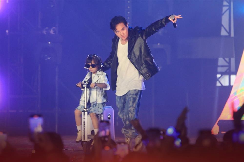 Chi Pu và Pháp Kiều đu đèn chùm biểu diễn khiến khán giả thót tim-4