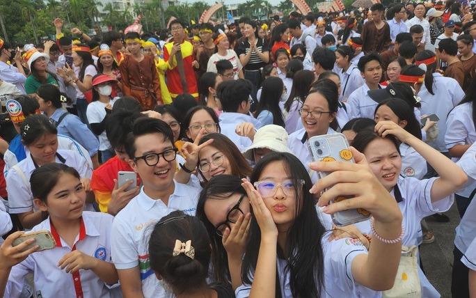 Điểm cầu Thanh Hóa nổ tung khi nhà vô địch Đường Lên Đỉnh Olympia năm 2023 được xướng lên-6