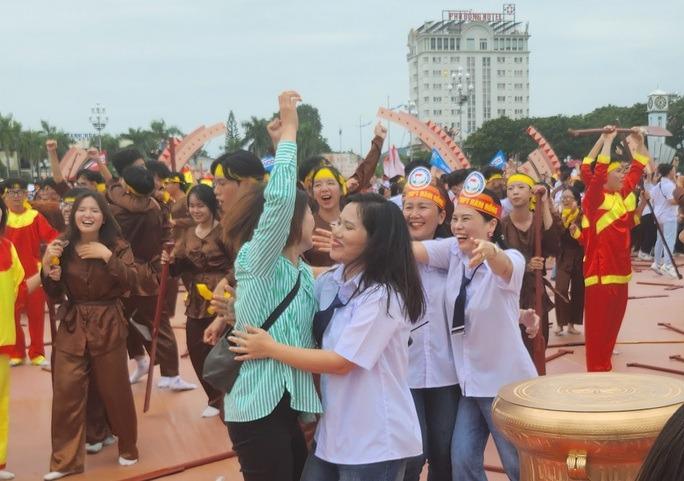 Điểm cầu Thanh Hóa nổ tung khi nhà vô địch Đường Lên Đỉnh Olympia năm 2023 được xướng lên-7