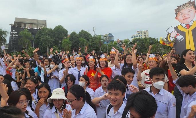 Điểm cầu Thanh Hóa nổ tung khi nhà vô địch Đường Lên Đỉnh Olympia năm 2023 được xướng lên-8