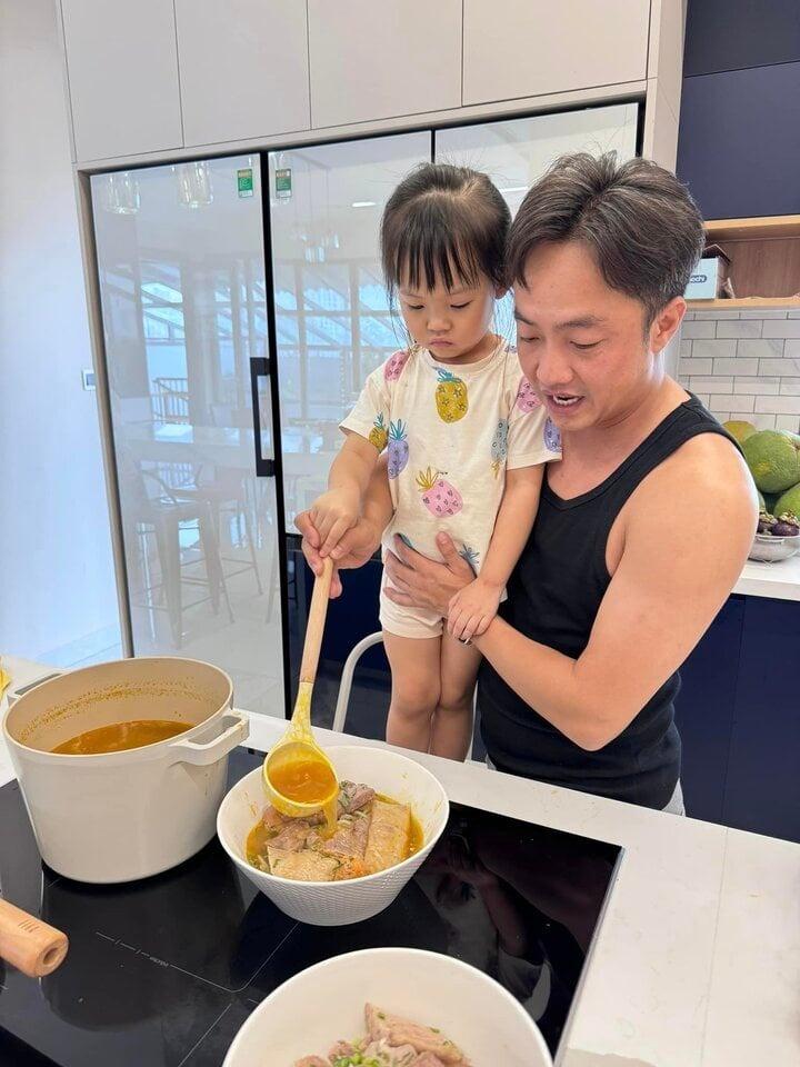 Cường Đô La trổ tài nấu ăn, cùng con gái kiếm thêm thu nhập-2