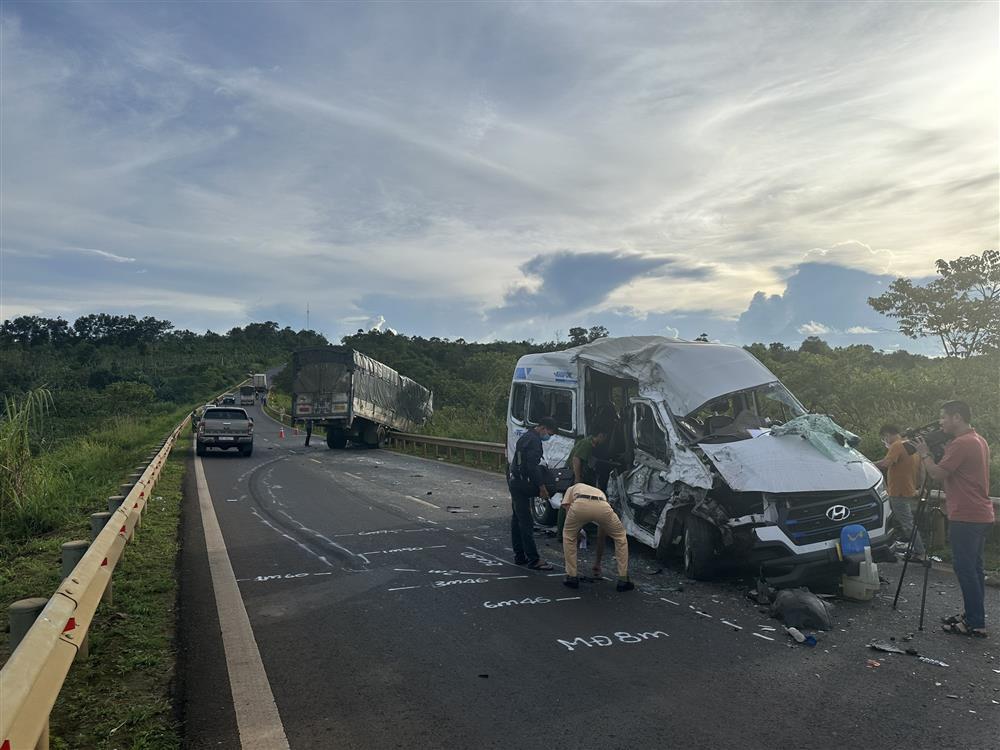 Xe tải tông xe khách ở Đắk Lắk khiến 13 người thương vong-4