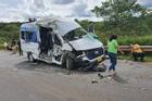 Xe tải tông xe khách ở Đắk Lắk khiến 13 người thương vong