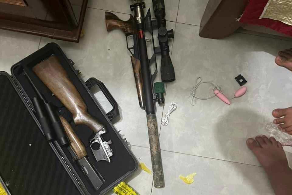 Bắt người đàn ông chế tạo, buôn bán súng quân dụng-1
