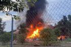 Cháy xưởng sơn ở Đồng Nai, cột khói đen bốc cao nghi ngút