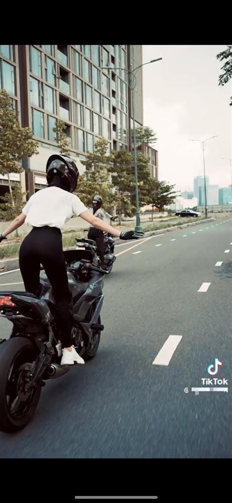 Clip nghi Ngọc Trinh làm xiếc trên đường: Xử lý ra sao?-1