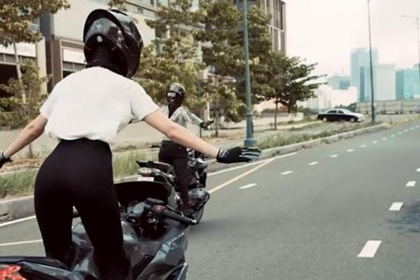 Công an mời người mẫu Ngọc Trinh làm việc vụ thả 2 tay khi lái mô tô-3