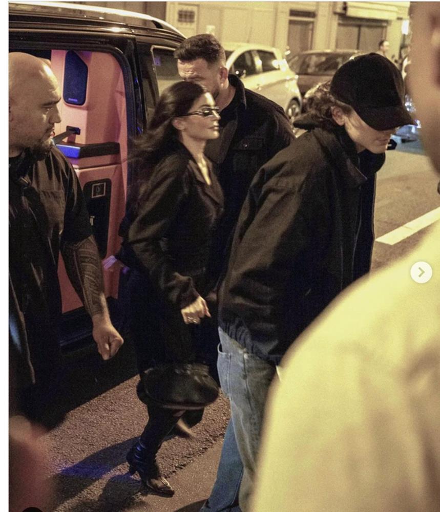 Kylie Jenner luôn gây sốt tại Tuần lễ thời trang Paris năm nay-3