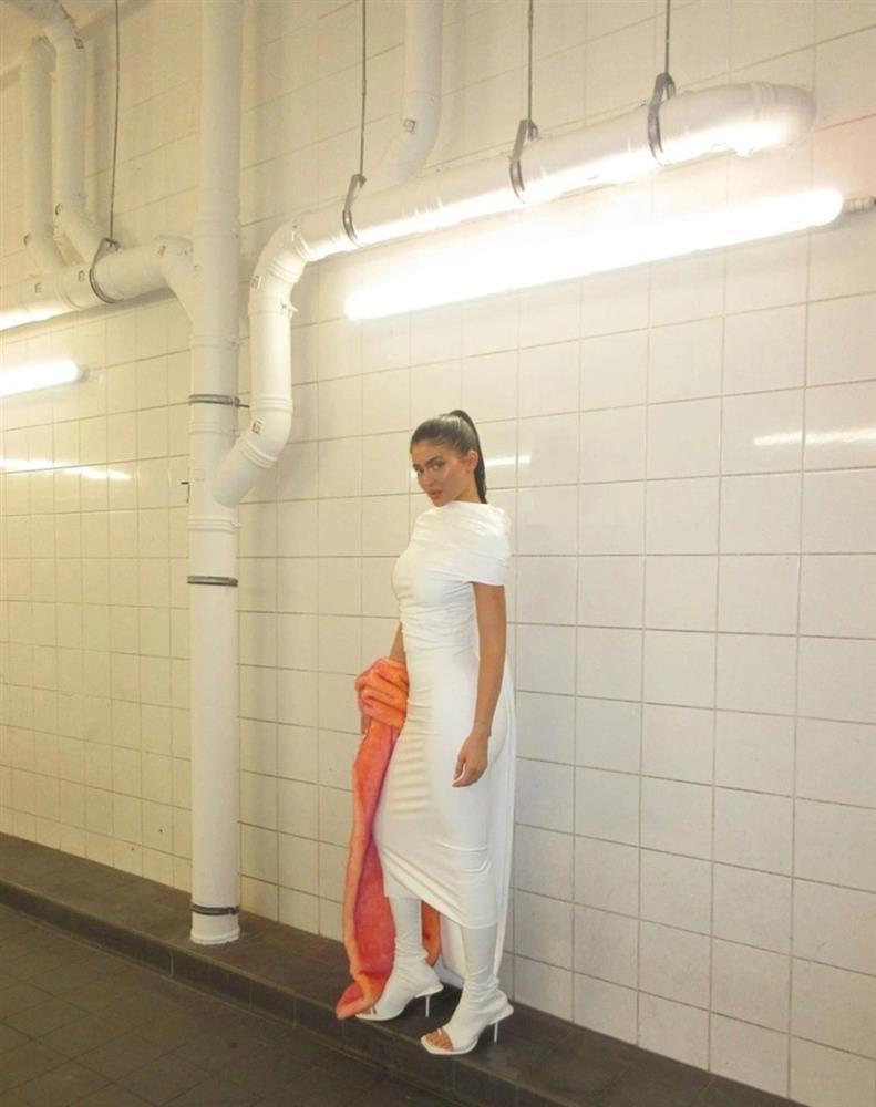 Kylie Jenner luôn gây sốt tại Tuần lễ thời trang Paris năm nay-4