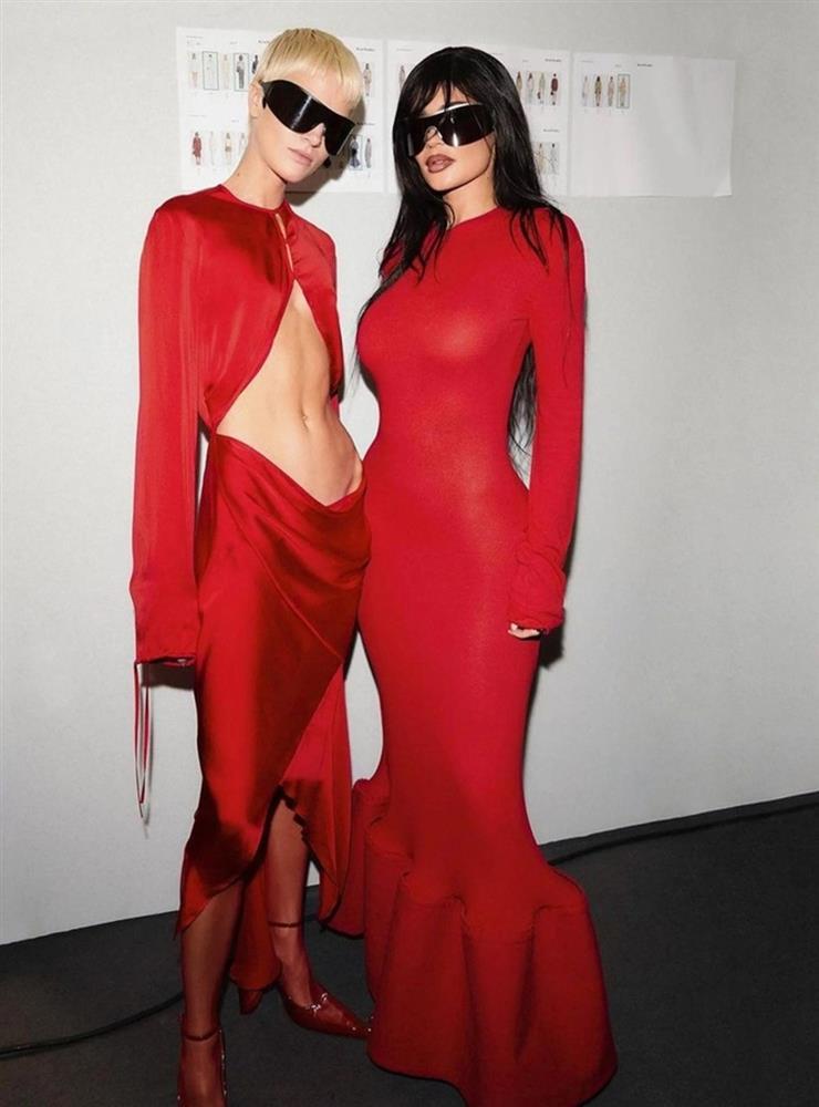 Kylie Jenner luôn gây sốt tại Tuần lễ thời trang Paris năm nay-5