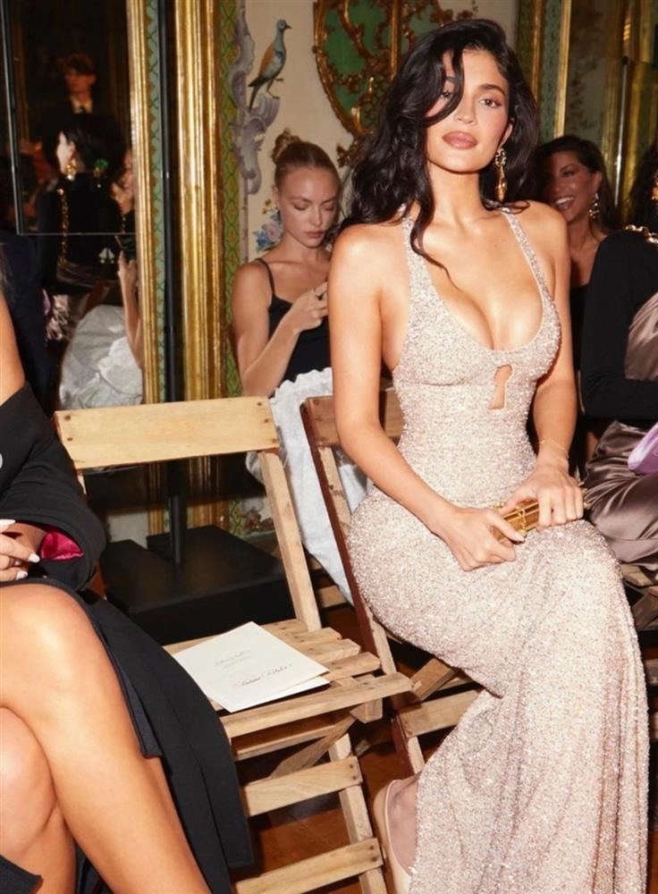 Kylie Jenner luôn gây sốt tại Tuần lễ thời trang Paris năm nay-6