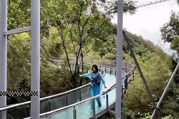 3 du khách bị văng khỏi thuyền khi chơi máng trượt nước ở khu du lịch-1