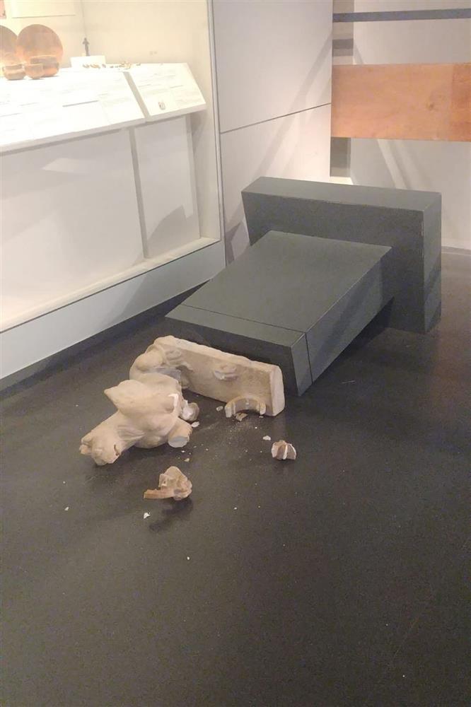 Du khách Mỹ bị bắt vì đạp phá tượng La Mã trong bảo tàng ở Israel-1