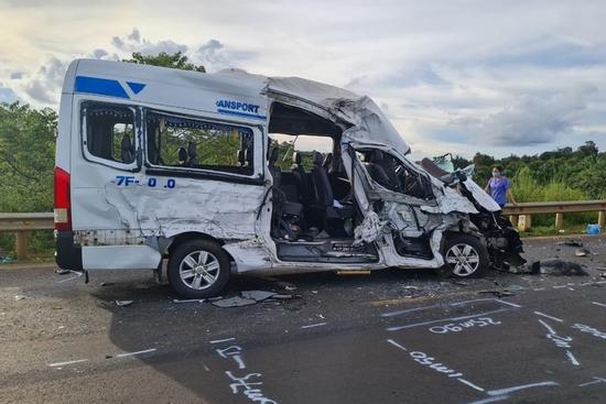 Cơ quan công an làm việc với tài xế xe tải tông xe du lịch khiến 13 người thương vong