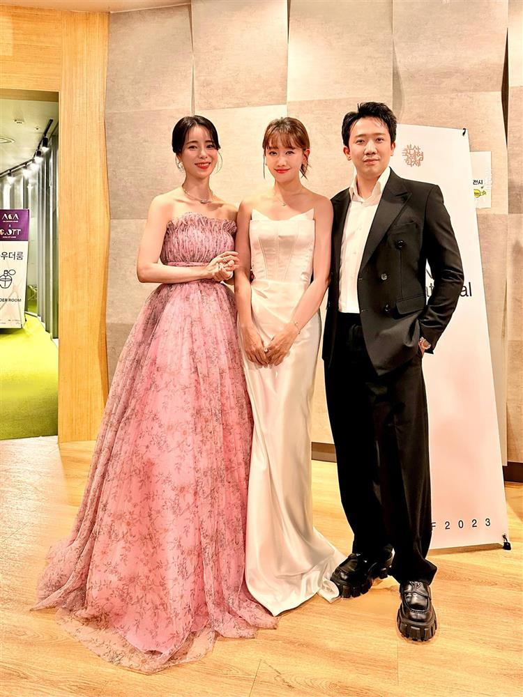 Hoa hậu Thùy Tiên cùng vợ chồng Trấn Thành, Hari Won gặp ác nữ phim The Glory-3