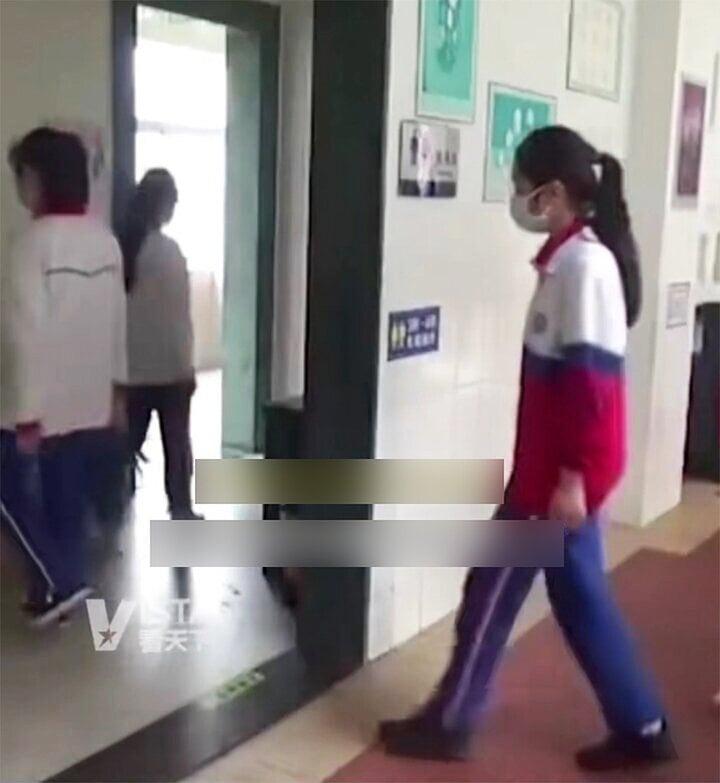 Hạn chế học trò vào toilet bằng thẻ đi vệ sinh, nhà trường hứng gạch đá-1