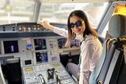 Cô gái Việt xinh đẹp chi 6 tỷ đồng học lái máy bay, kể góc khuất trong nghề