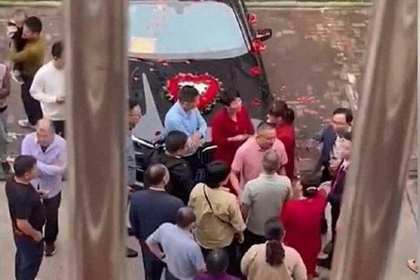 Nhớ nhầm ngày, chú rể đón dâu sớm 5 hôm và cái kết-2