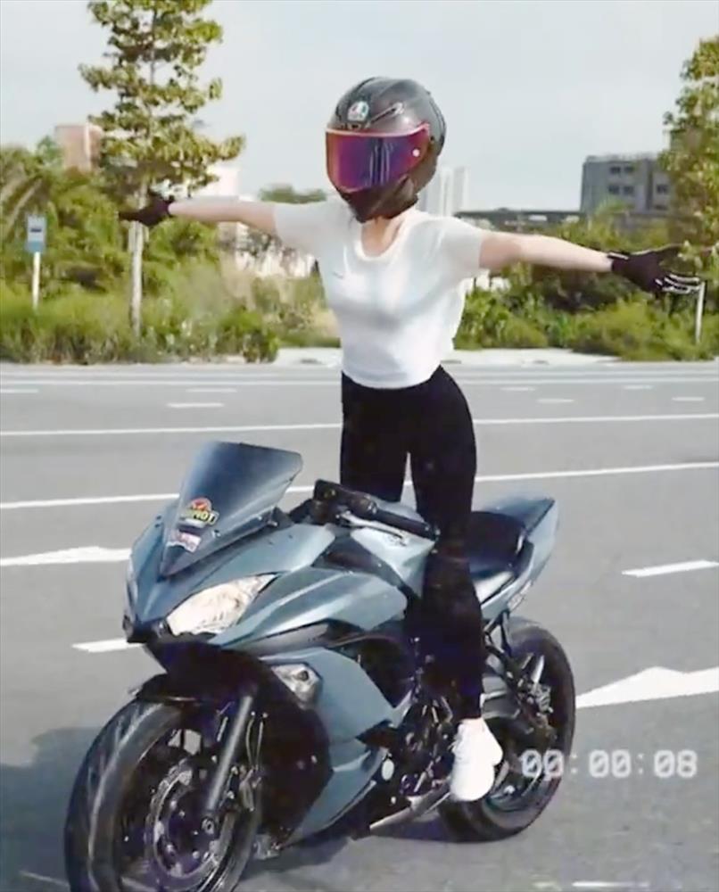 Công an mời người mẫu Ngọc Trinh làm việc vụ thả 2 tay khi lái mô tô-1