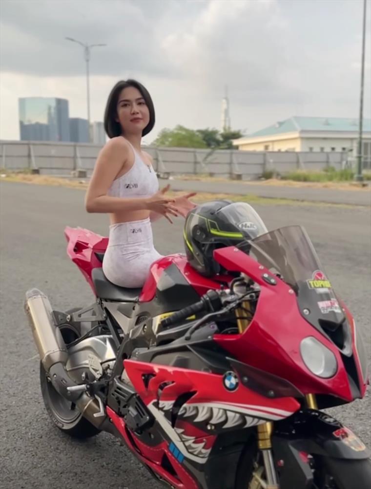 Công an mời người mẫu Ngọc Trinh làm việc vụ thả 2 tay khi lái mô tô-2