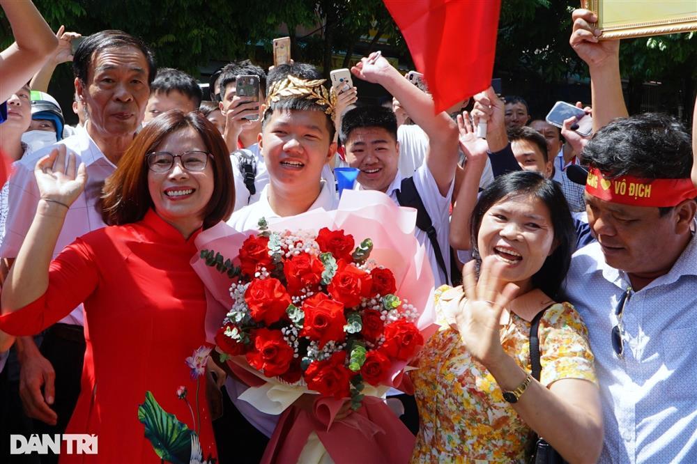 Quán quân Đường Lên Đỉnh Olympia 2023 được chào đón như lễ hội ở quê nhà-6