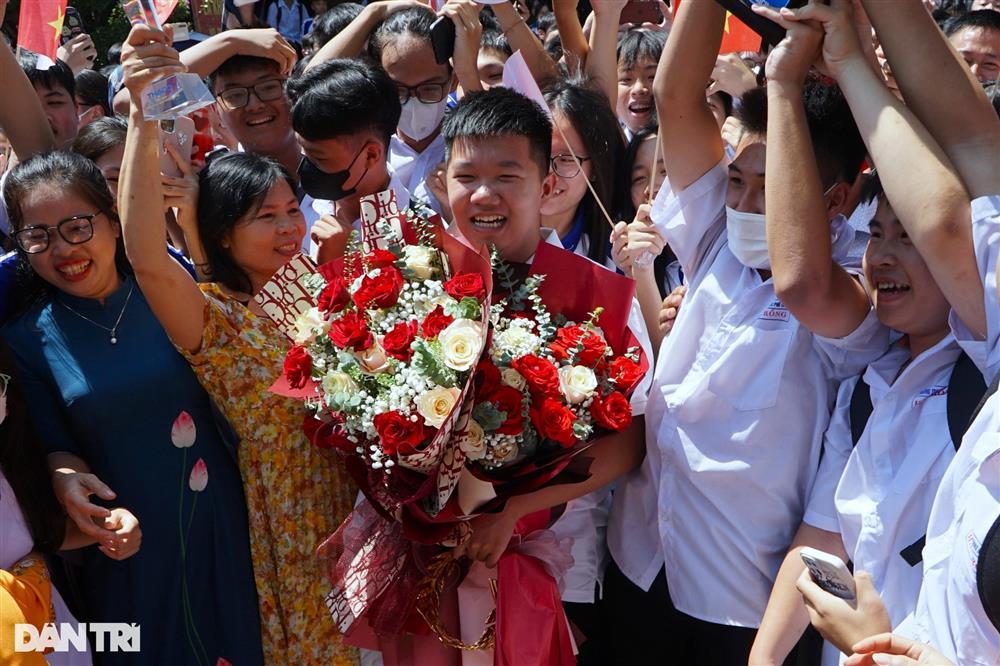 Quán quân Đường Lên Đỉnh Olympia 2023 được chào đón như lễ hội ở quê nhà-8