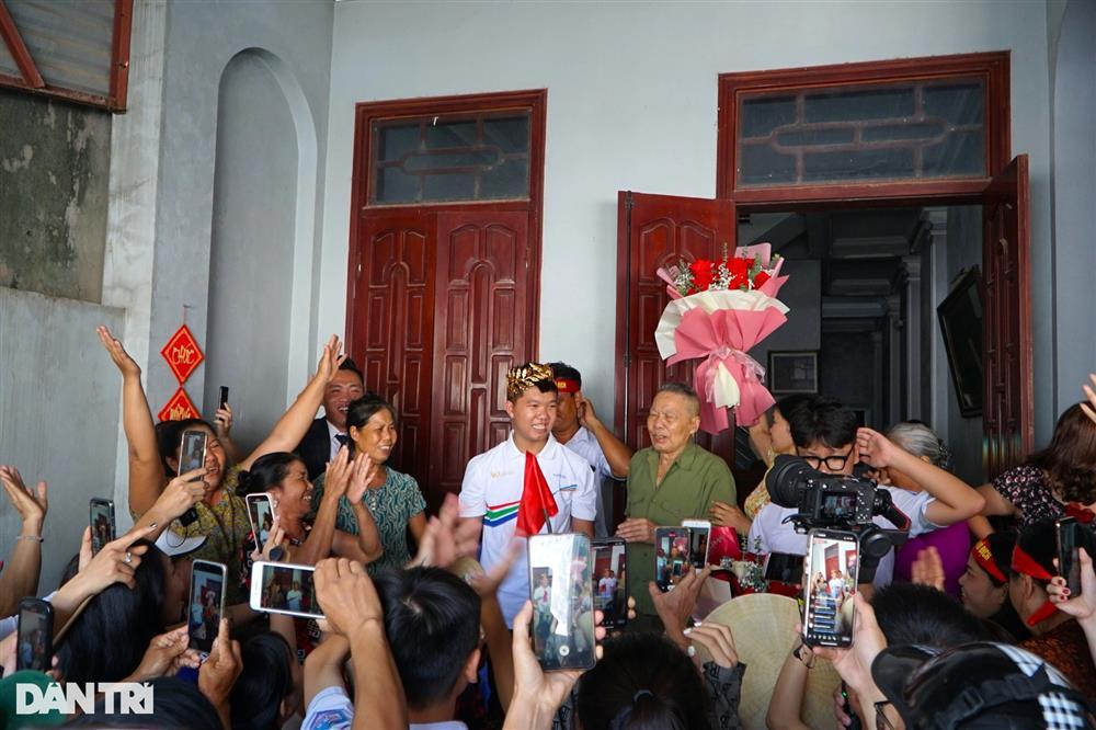 Quán quân Đường Lên Đỉnh Olympia 2023 được chào đón như lễ hội ở quê nhà-9