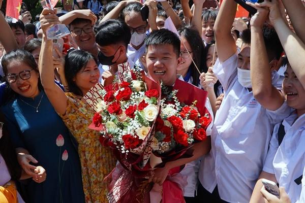 Quán quân Đường Lên Đỉnh Olympia 2023 được thưởng nóng gần 300 triệu đồng-3