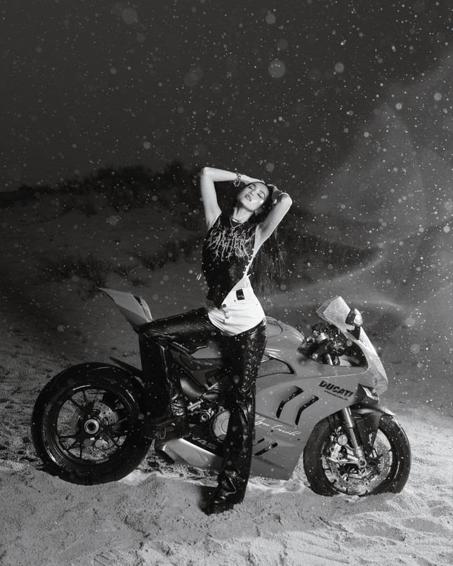 Nổi tiếng giữ gìn sắc đẹp cực cẩn thận, Ngọc Trinh gặp chuyện gì phải băng bó khắp người?-1