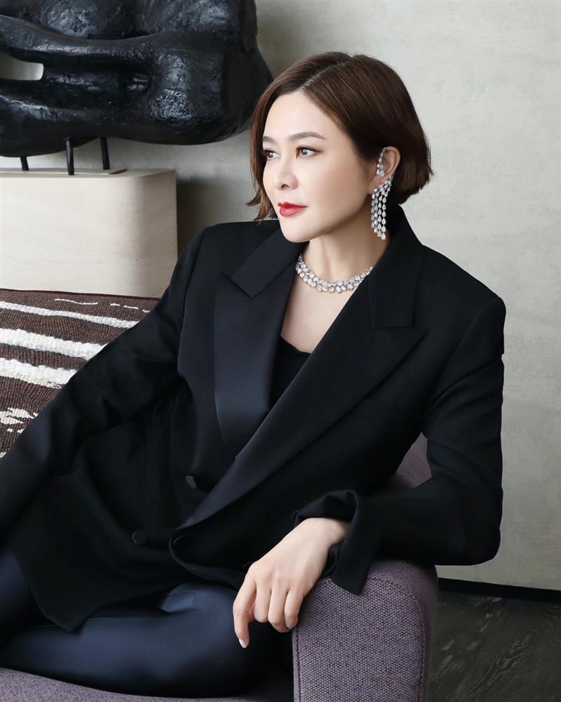 Quan Chi Lâm 61 tuổi vẫn trẻ đẹp nhờ có 4 thói quen lành mạnh-1