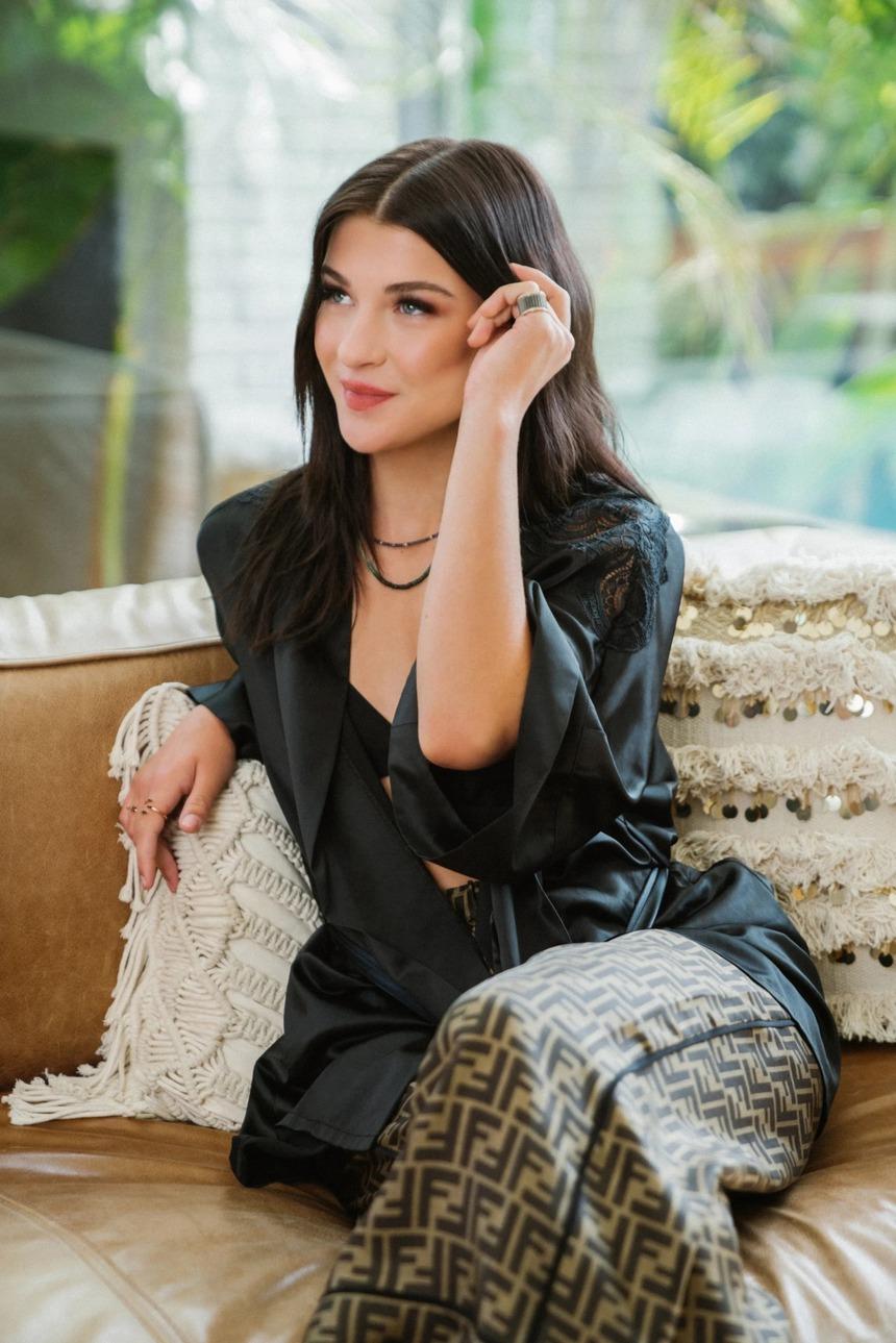 Bill Gates uống trà sữa với con gái út gây bão mạng xã hội-5