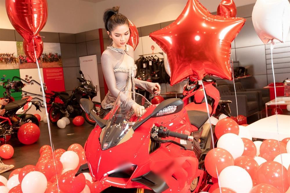 Ngọc Trinh làm xiếc trên mô tô: Thích thể hiện, coi thường pháp luật?-3