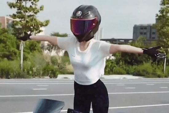 Ngọc Trinh 'làm xiếc' trên mô tô: Thích thể hiện, coi thường pháp luật?