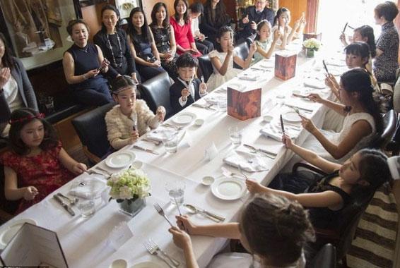 Mốt chi hàng nghìn USD cho con học lễ nghi theo phong cách quý tộc phương Tây-3