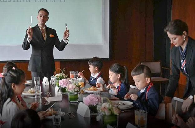 Mốt chi hàng nghìn USD cho con học lễ nghi theo phong cách quý tộc phương Tây-4