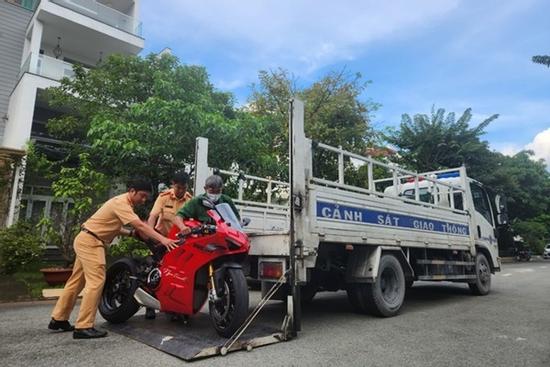 Tiếp tục điều tra vụ người mẫu Ngọc Trinh 'làm xiếc' trên đường