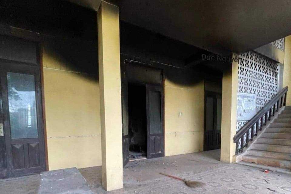 Phát hiện thi thể cháy sém trong trụ sở bỏ hoang-1