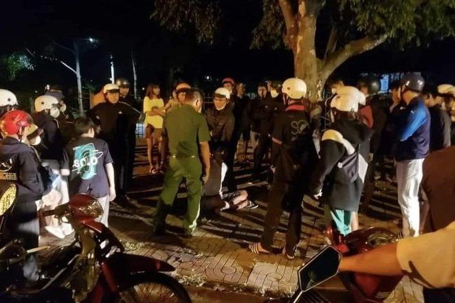 Khách giật vô lăng đòi lái taxi, gây ra vụ tai nạn ở Đắk Lắk-1