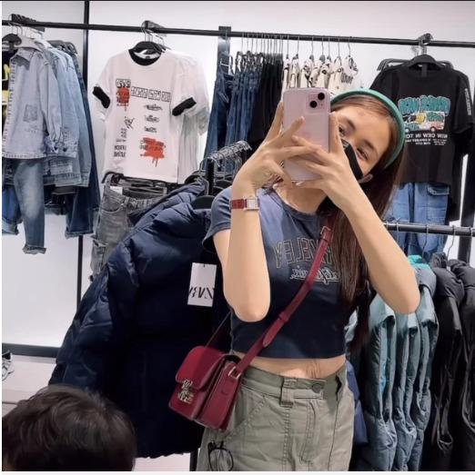 Hòa Minzy zoom cận những vết rạn bụng, nói gì về việc âm thầm sinh con 4 năm trước?-1