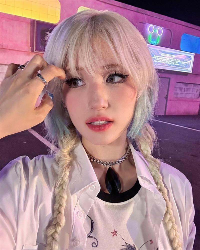 Trưởng nhóm BTS thoải mái quẩy cùng nữ idol nhà YG-1