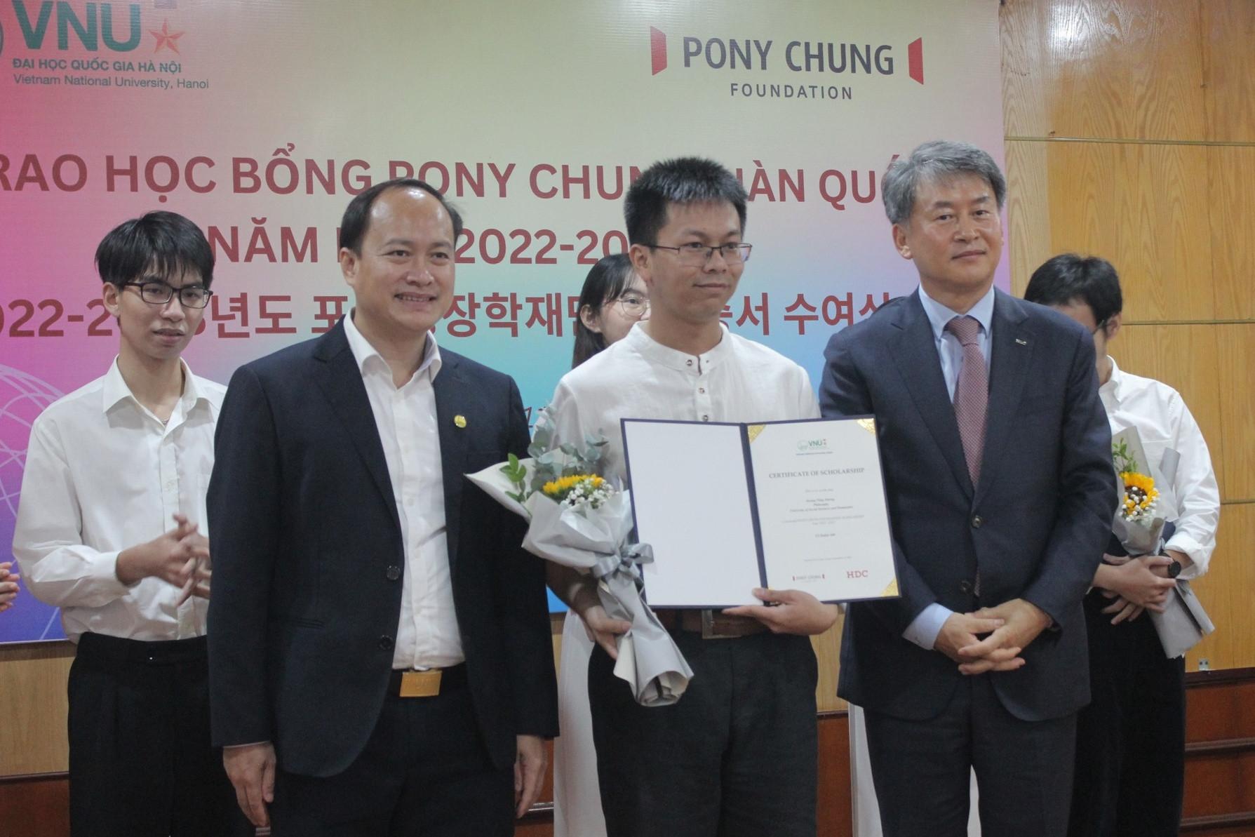 Thầy giáo dạy Toán thi vào ngành Triết, tốt nghiệp thủ khoa trường Nhân văn-2