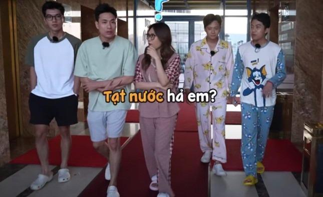 Mỹ Tâm mặc đồ ngủ trên sóng truyền hình-1