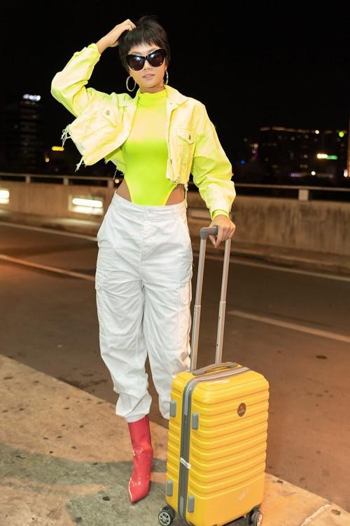 Kỳ Duyên mặc áo tắm xẻ sâu đi club, fan tấm tắc khen body nuột nà-5