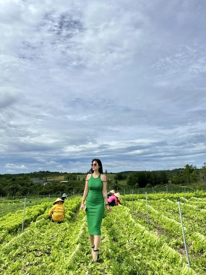 Cộng đồng mạng xôn xao trước loạt ảnh diện váy xúng xính của vợ cũ Shark Bình-3