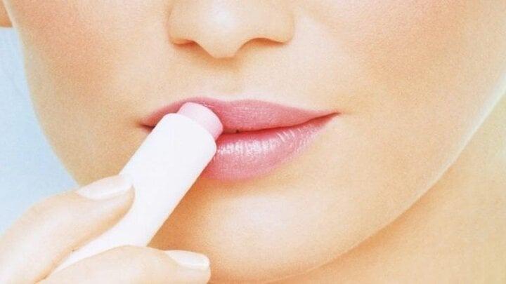 Phun môi bao lâu mới được đánh son?-2