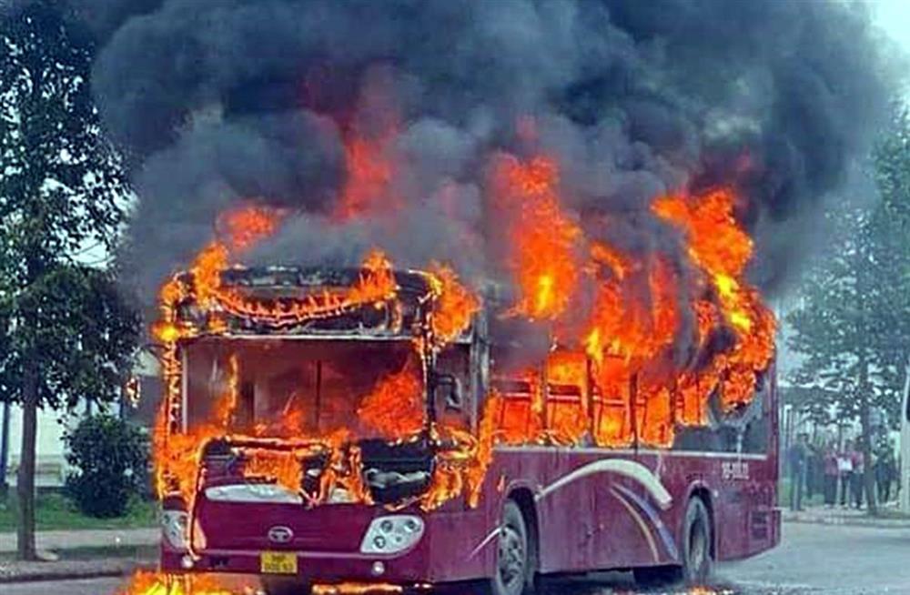 Xe khách 45 chỗ bốc cháy nghi ngút ở Bắc Giang-1