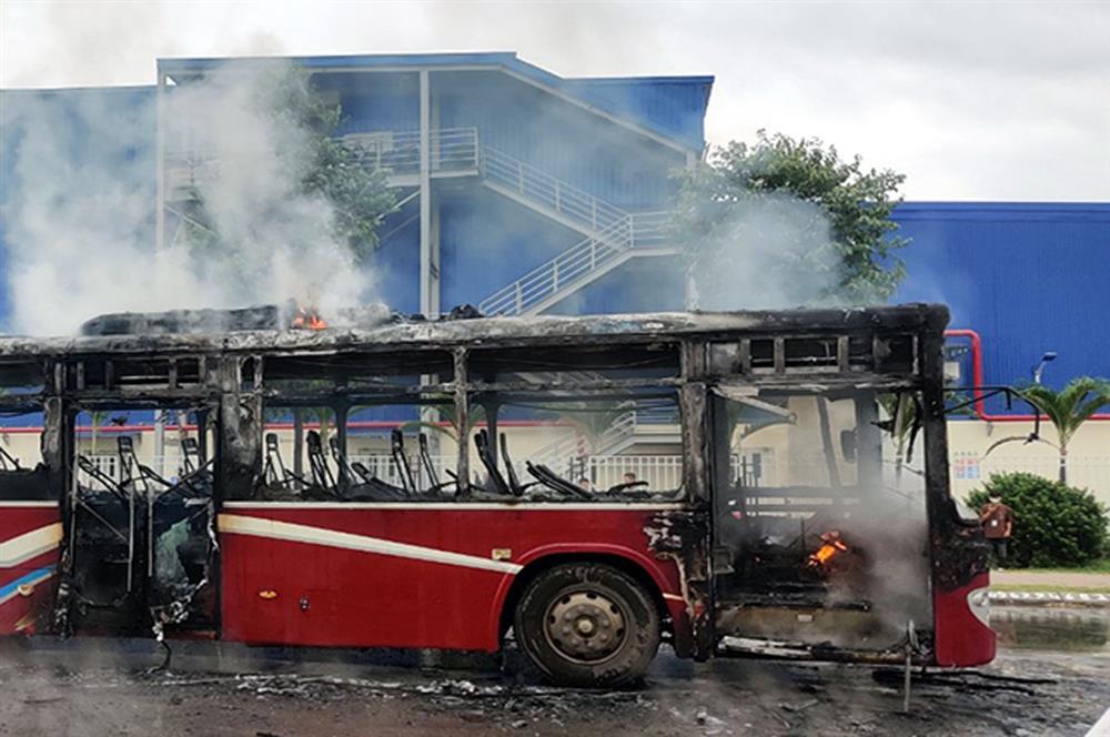 Xe khách 45 chỗ bốc cháy nghi ngút ở Bắc Giang-3