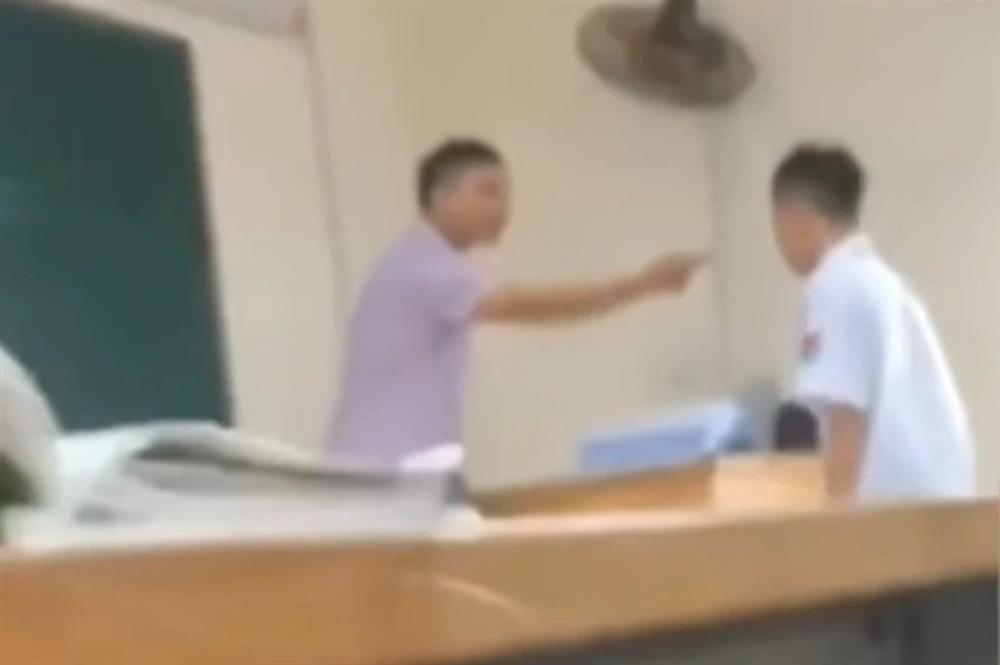 Sợ mình thành ác mẫu, cô giáo trẻ bỏ việc sau vài ngày đứng lớp-1