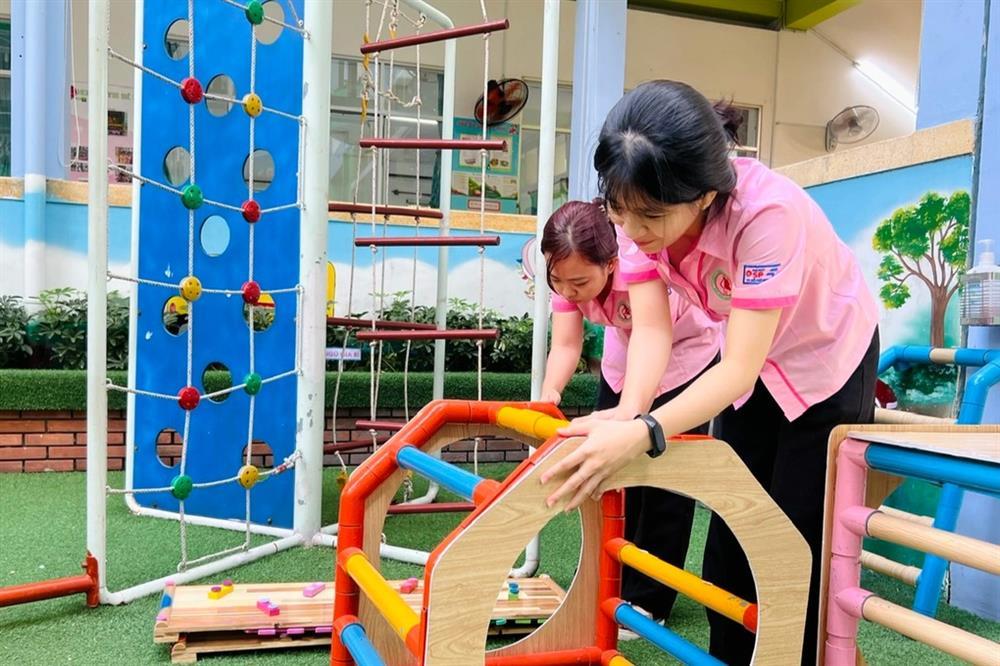 Sợ mình thành ác mẫu, cô giáo trẻ bỏ việc sau vài ngày đứng lớp-3