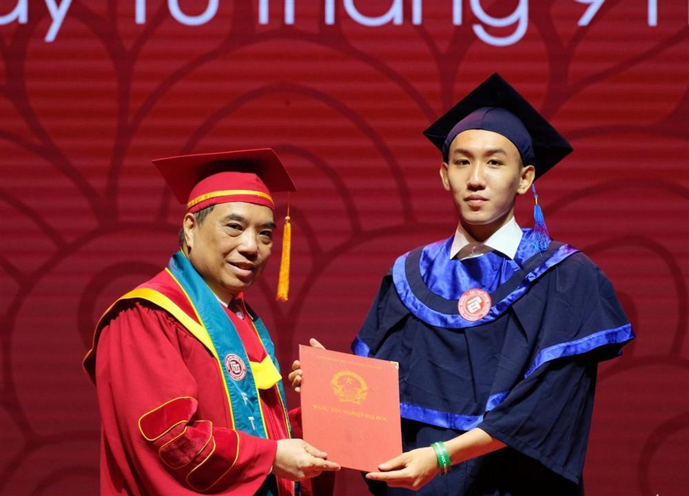 Nam sinh gốc Nghệ An tốt nghiệp thủ khoa với 47 môn đạt điểm A tuyệt đối-1